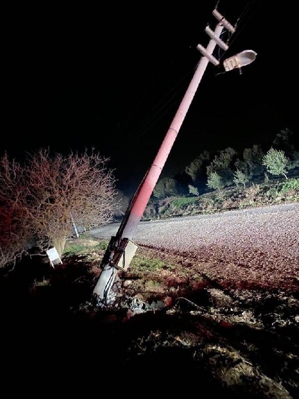 Otomobil aydınlatma direğine çarptı: 1 ölü, 2 yaralı