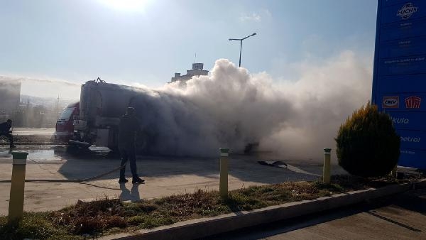 Tankerin alev alan lastikleri benzinlikte patladı