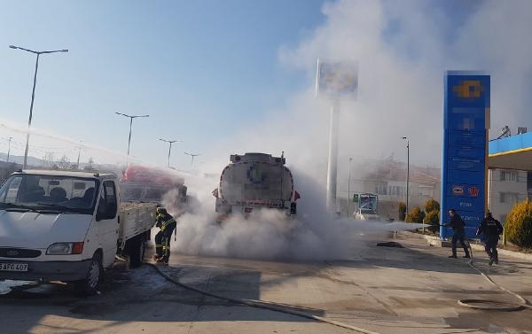 Tankerin alev alan lastikleri benzinlikte patladı