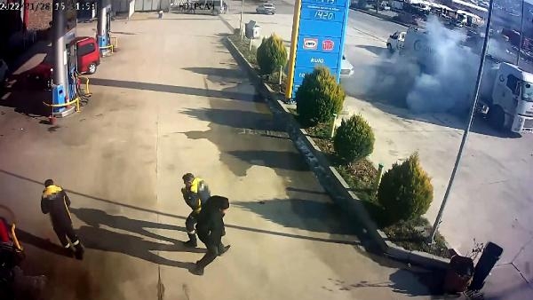 Tankerin alev alan lastikleri benzinlikte patladı