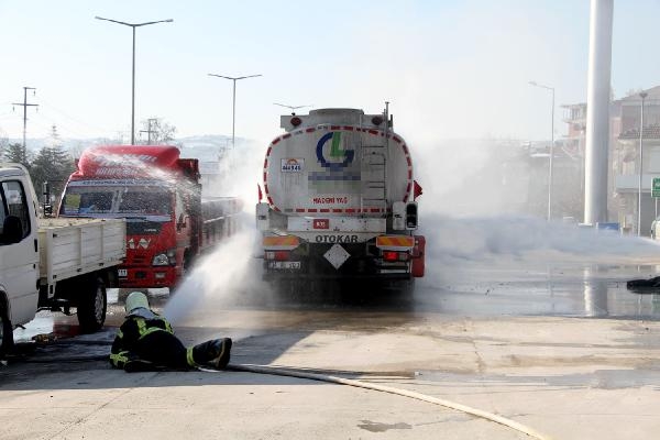 Tankerin alev alan lastikleri benzinlikte patladı