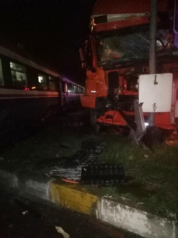 Trene çarpan TIR'ın şoförü yaralandı