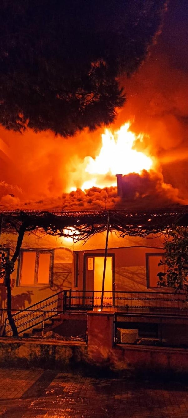 Alevler, 2 katlı evin çatısında zarara neden oldu