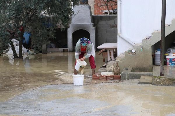 Denizli'de dere taştı; ev ve ahırları su bastı, 15 kişi kurtarıldı