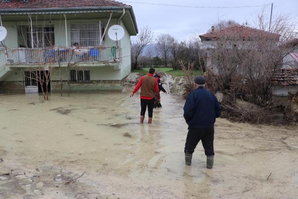 Denizli'de dere taştı; ev ve ahırları su bastı, 15 kişi kurtarıldı