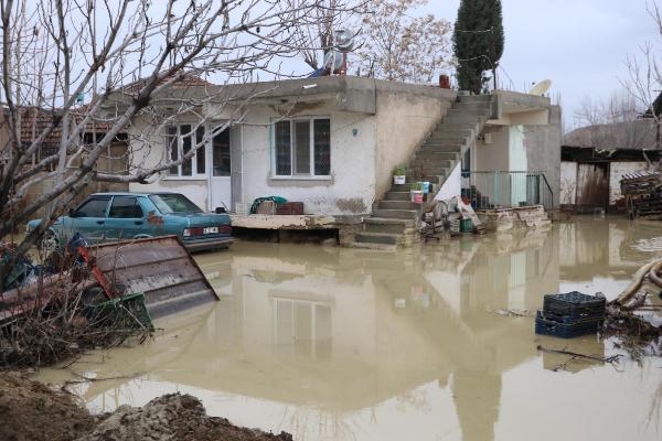 Denizli'de dere taştı; ev ve ahırları su bastı, 15 kişi kurtarıldı