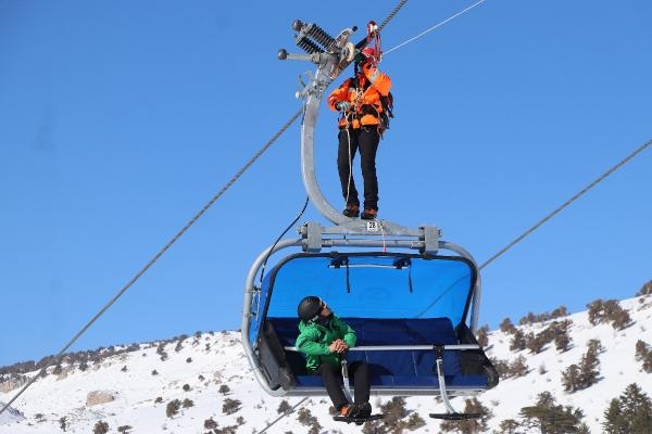 Kayak merkezinde jandarmadan arama kurtarma tatbikatı