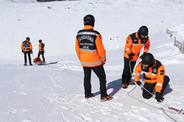 Kayak merkezinde jandarmadan arama kurtarma tatbikatı