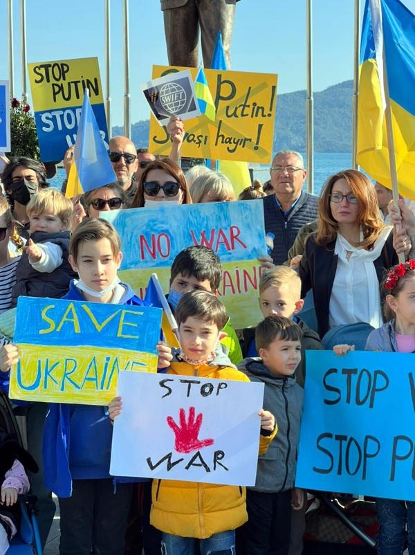Marmaris'te yaşayan Ukraynalılar Rusya'nın saldırısını protesto etti
