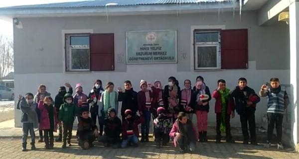 Ördükleri bere, atkı ve eldivenlerle yürekleri ısıttılar
