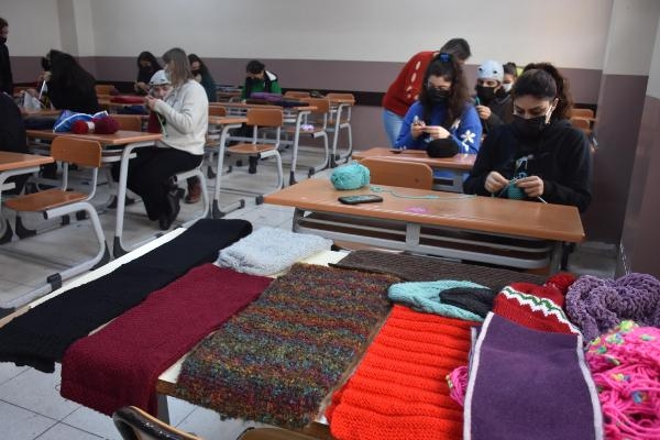 Ördükleri bere, atkı ve eldivenlerle yürekleri ısıttılar