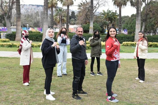 Annesini korumak için başladı, şimdi kadınlara öğretiyor