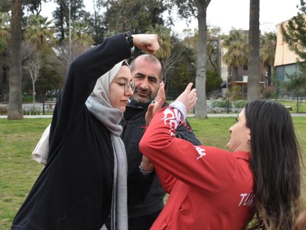 Annesini korumak için başladı, şimdi kadınlara öğretiyor