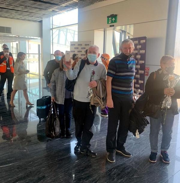 Bodrum'a 2 yıl sonra uçakla gelen İngiliz yolculara çiçekli karşılama