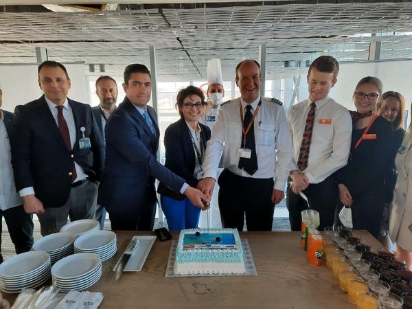 Bodrum'a 2 yıl sonra uçakla gelen İngiliz yolculara çiçekli karşılama