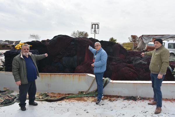 Ege'de hava şartları nedeniyle balıkçılar, iskelelere demirledi
