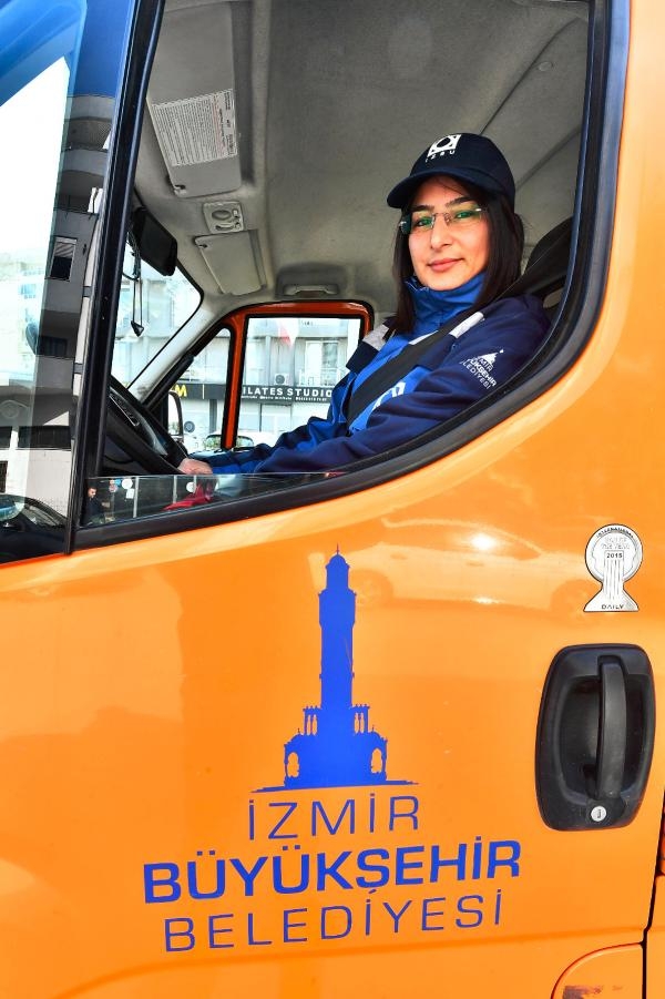 İZSU'da iş makinesi operatörü ve ağır vasıta şoförü 30 kadın iş başı yaptı