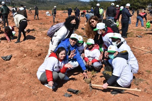 Öğrenciler fidanları toprakla buluşturup, can suyu verdi