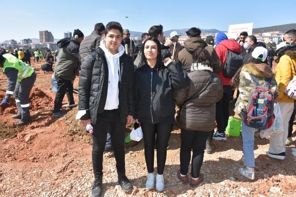 Öğrenciler fidanları toprakla buluşturup, can suyu verdi