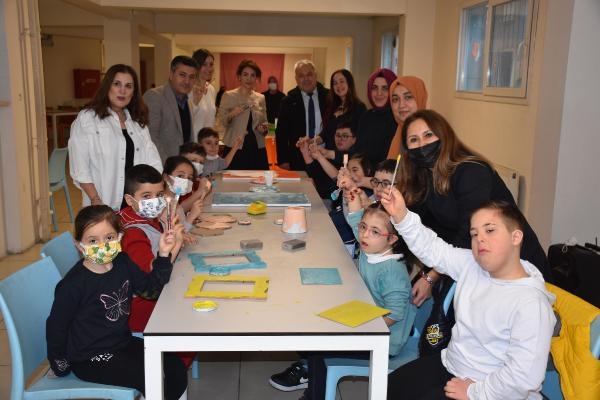 Özel çocuklar, öğrencilerle sosyalleşiyor