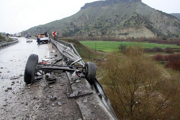 TIR nehre uçtu, kopan ön dingiller asılı kaldı