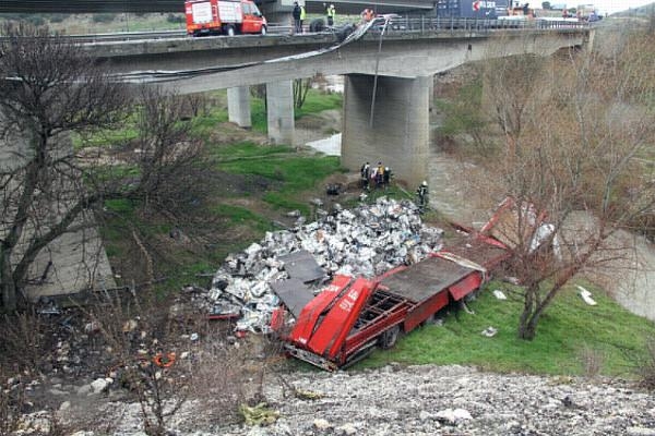 TIR nehre uçtu, kopan ön dingiller asılı kaldı