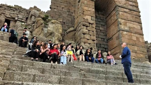Bergama'da 'Kültürel Miras Farkındalık Çalışmaları' okullarda sürüyor
