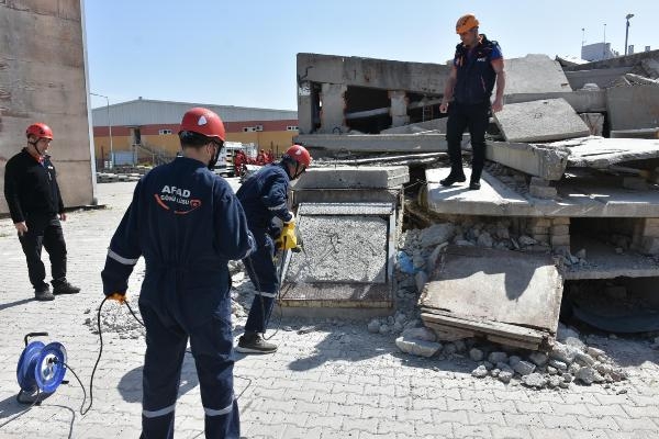 'Gönüllü kahramanlar' olası afetlere karşı eğitim alıyor