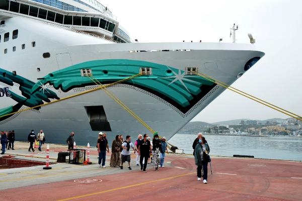 İki kruvaziyer gemi ile Kuşadası'na 1114 turist geldi