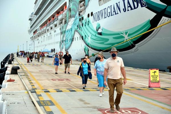 İki kruvaziyer gemi ile Kuşadası'na 1114 turist geldi
