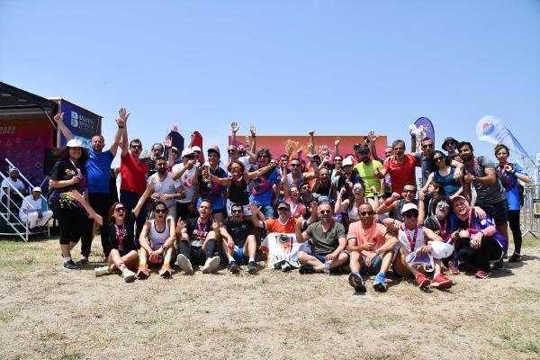 Atık konusuna dikkat çekmek isteyen sporcular Marmara Denizi'ne koştu