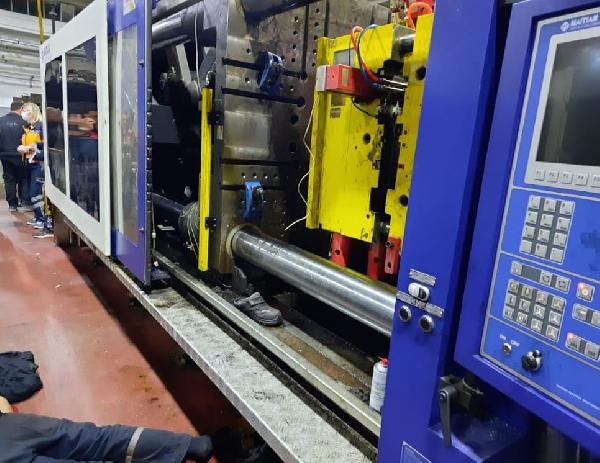 Başı enjeksiyon makinesine sıkışan teknisyen öldü