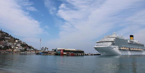 Costa Venezia Kuşadası'na 903 turist getirdi