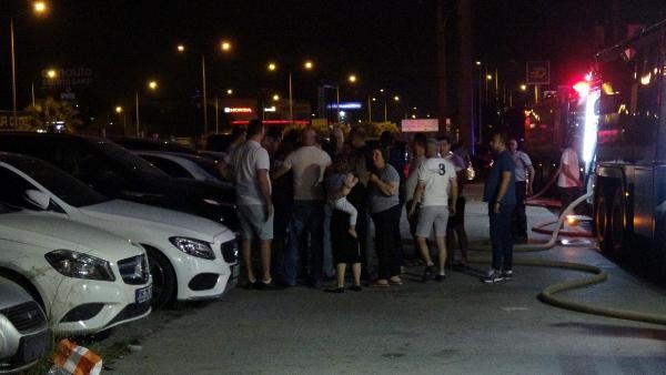 Gaziemir'de yangın! Galeri'deki lüks araçlar yandı