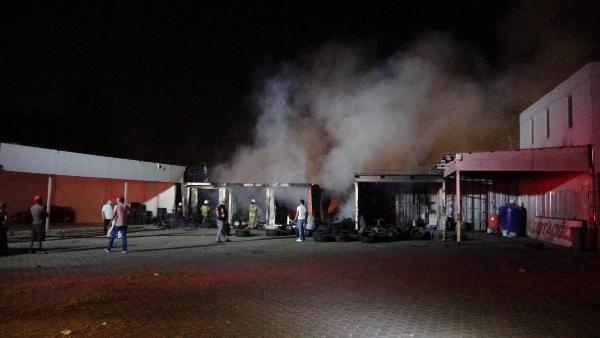 Gaziemir'de yangın! Galeri'deki lüks araçlar yandı