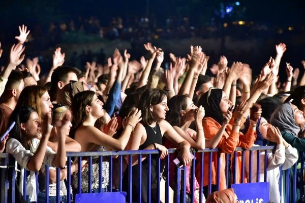 Hande Yener söyledi, DEÜ'lü gençler eğlendi