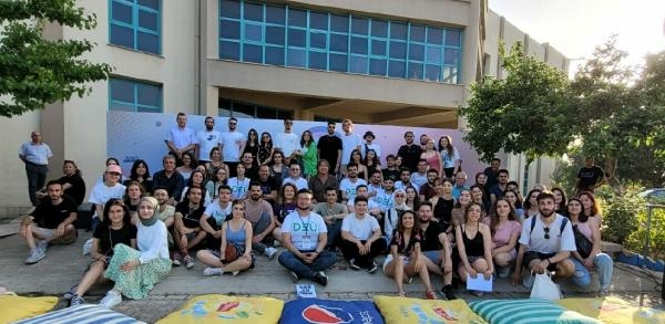 Hande Yener söyledi, DEÜ'lü gençler eğlendi