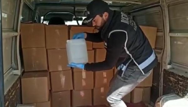 İzmir'de 8 ilçede sahte içki operasyonu: 3 gözaltı