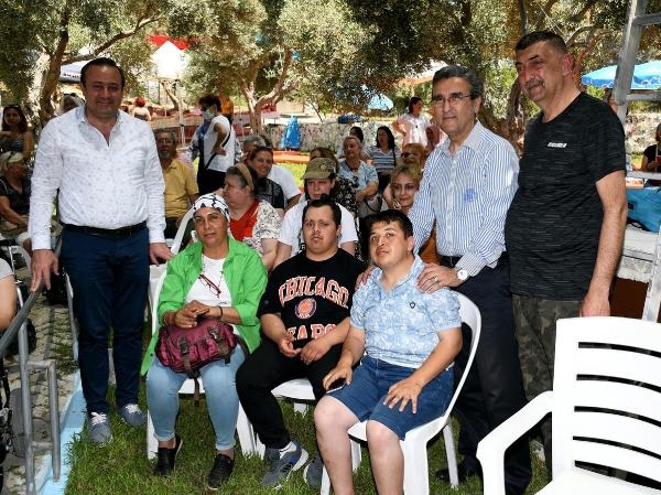 Kuşadası'nda engelliler Bahar Şenliği'nde gönüllerince eğlendi