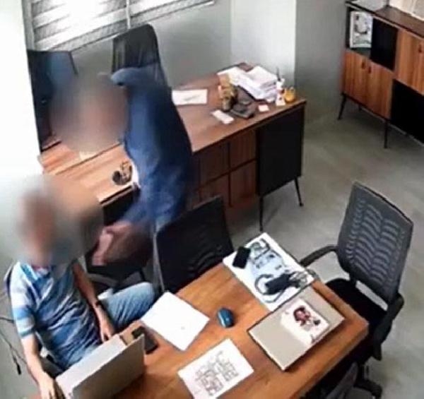 Zorla senet imzalatılan müteahhidin zor anları kamerada