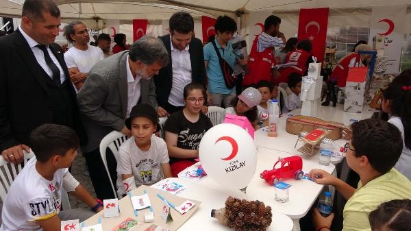 Atık malzemelerden oyuncaklar yaptılar