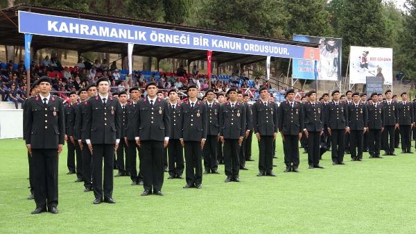 Ay yıldızlı bayrağı terör yuvalarının tepesine takmak boynumuzun borcu