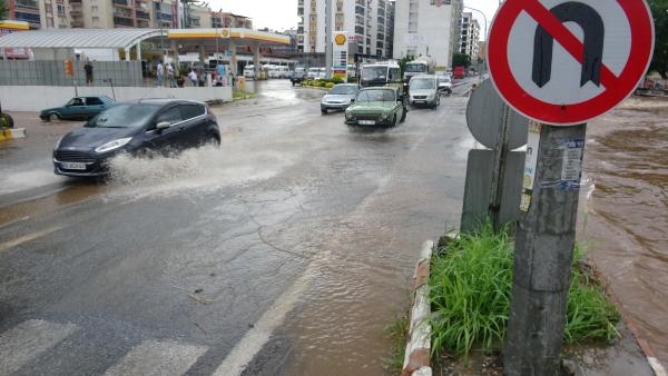 Aydın'da sağanak; yollar göle döndü