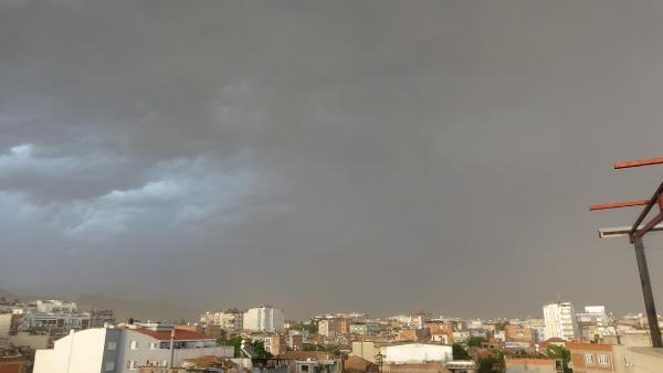 Aydın'da yağmurla birlikte gökyüzünü toz bulutu kapladı