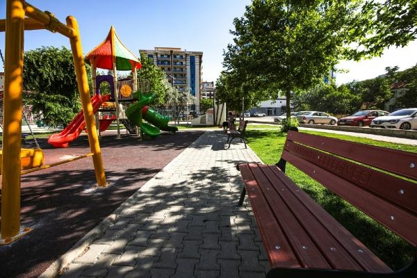 Bayraklı'da yenilenen Köy Enstitüleri Parkı hizmete açıldı