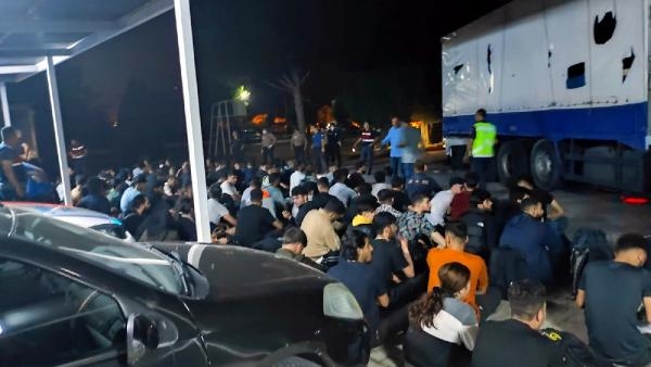 Bir kamyonun kasasından 111 mülteci çıktı