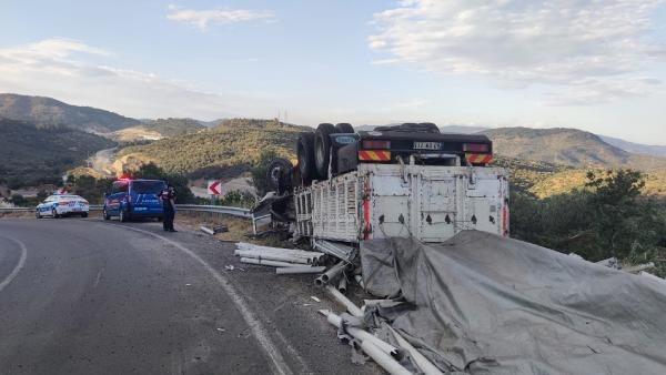Çanakkale'de devrilen kamyonun sürücüsü öldü