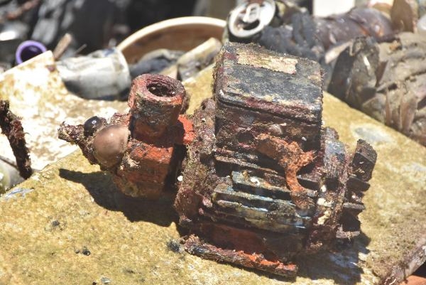 Denizden şezlong, araç lastiği, lavabo çıktı