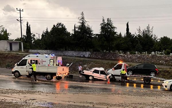 Denizli'de otomobille çekici çarpıştı: 1 ölü, 2 yaralı