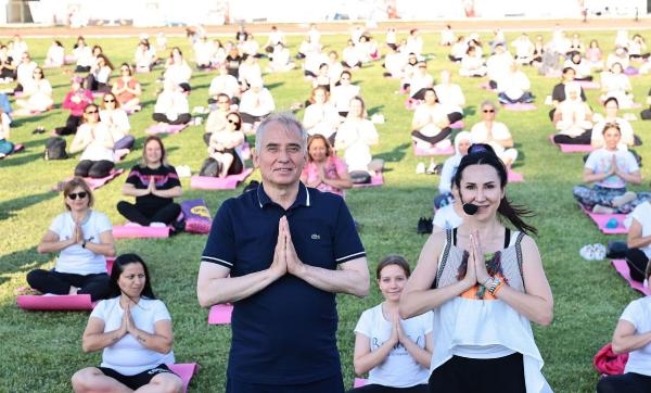 Dünya Yoga Günü'nde 500 kadın yoga yaptı